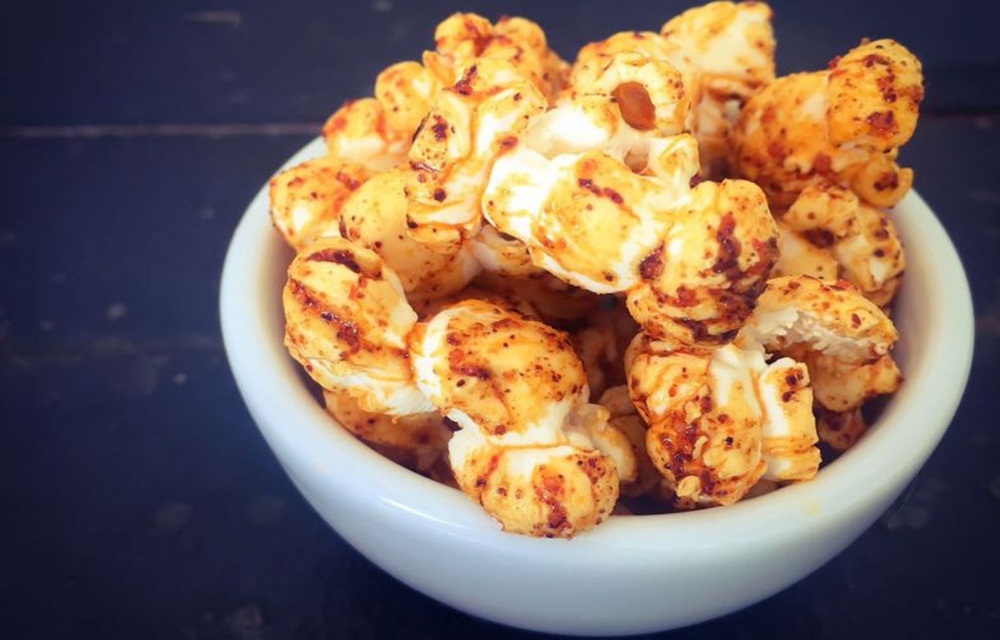 Ir para  <ul>
	<li>1 colher (sopa) de <a href="http://mdemulher.abril.com.br/receitas/ingredientes/milho">milho</a> para pipoca;</li>
	<li>1 colher (ch&aacute;) de <a...